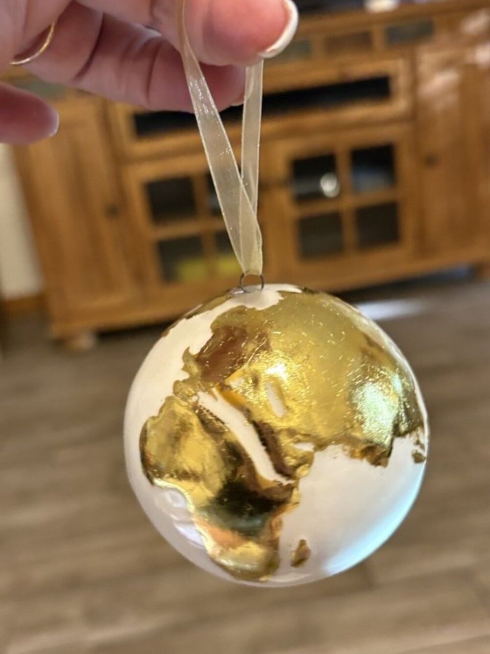 2017 World Globe Travel Signature Hallmark Rare White And Gold - V